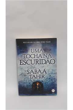 Livro: UMA TOCHA NA ESCURIDAO - TAHIR, SABAA | Estante Virtual